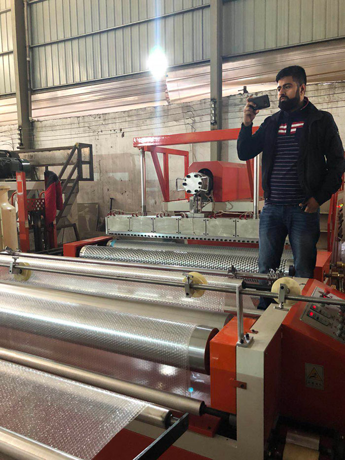 LSPE1500型緩沖復(fù)合PE氣泡膜機(jī) 全自動(dòng)高速氣墊膜機(jī) 氣泡膜機(jī)器05